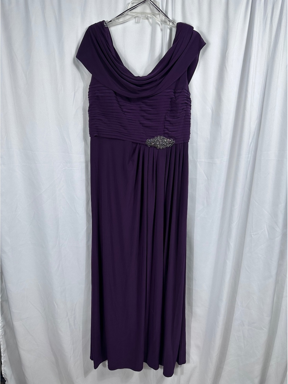 Elegant Purple Evening Gown with Beaded Waist Detail Size 14